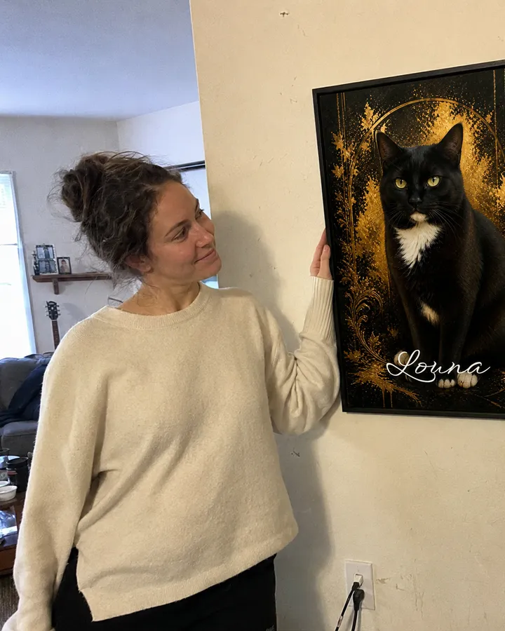 Portrait aquarelle d'un chat encadré sur un mur clair